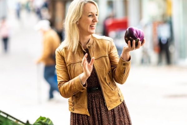 Yvonne mit Aubergine in der Hand